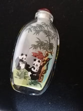 Charger l&#39;image dans la galerie, Flacon à tabac en verre chinois, XXème. Peint par l&#39;intérieur. 
