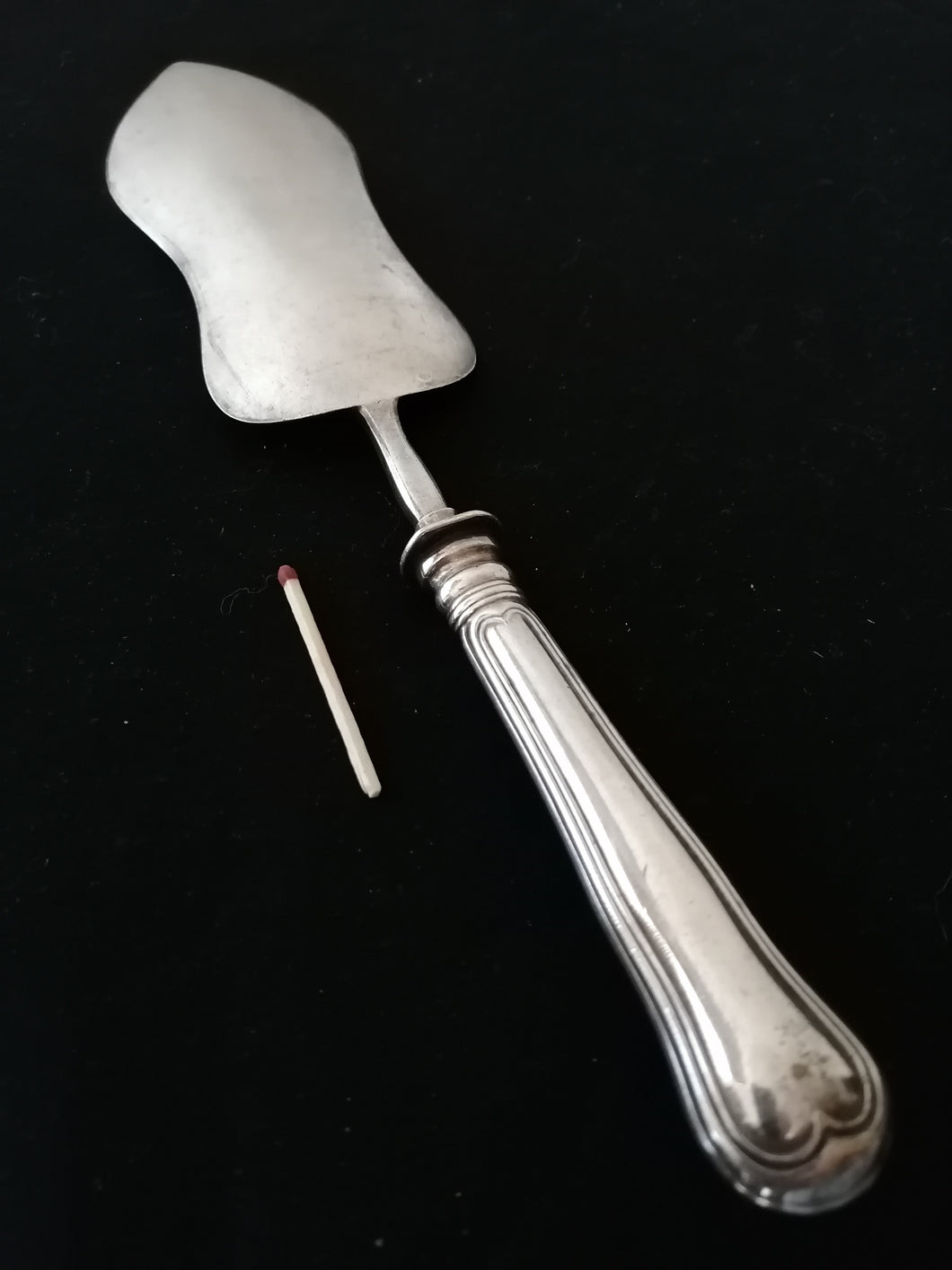 Pelle à gâteaux ancienne, argenté. 