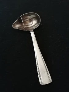 Cuillière à sauce avec, modèle qui retiens le gras. Argenté. 