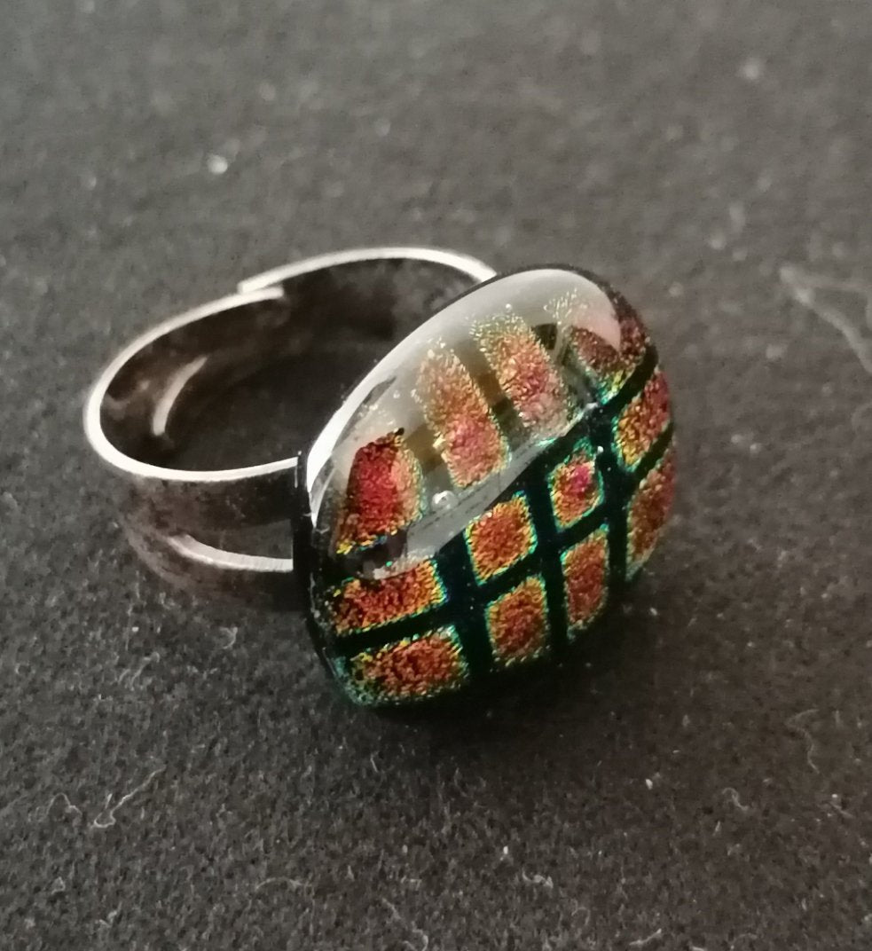 Bague design en verre et argent. 