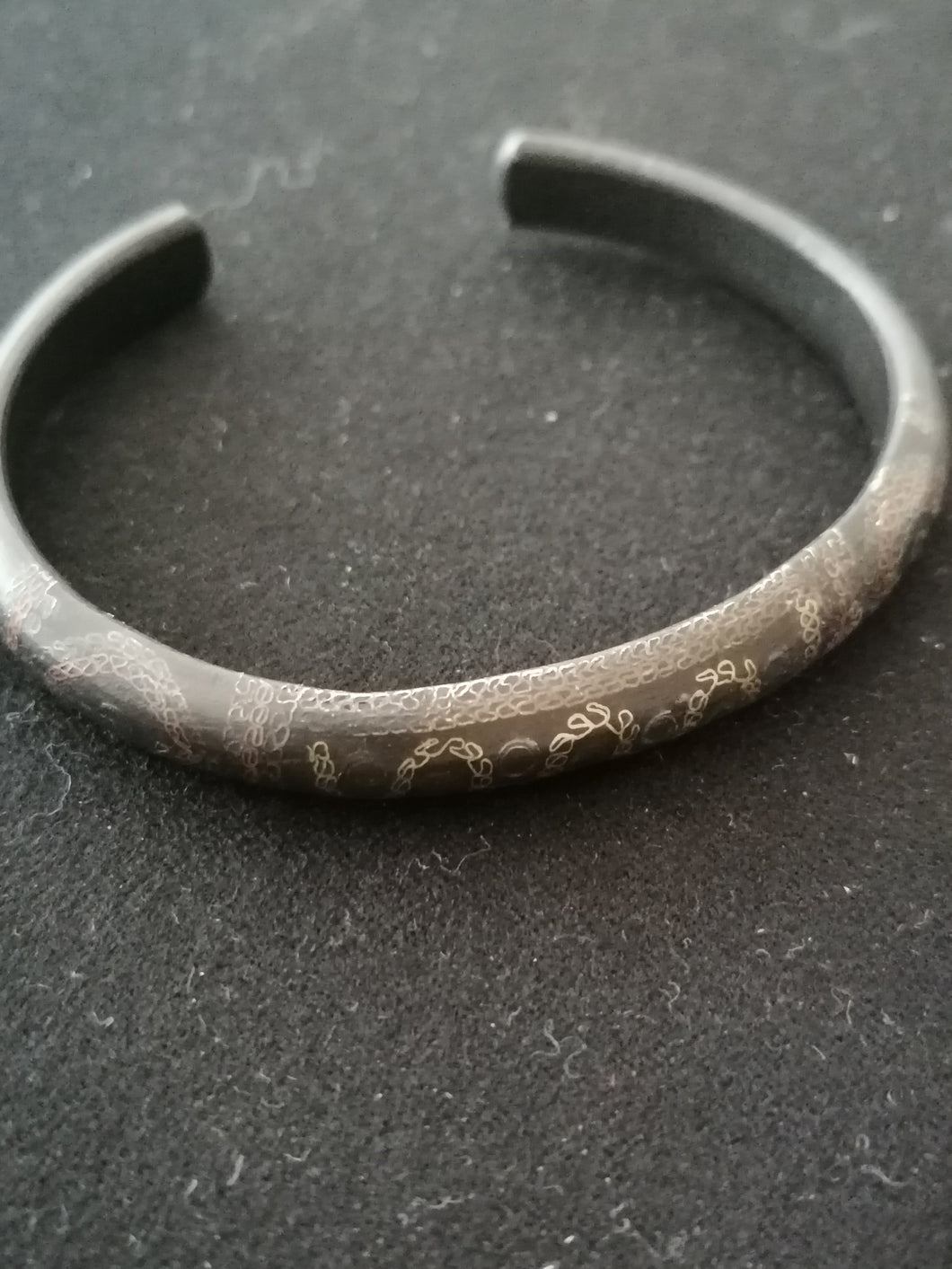 Bracelet en bois avec incrustations