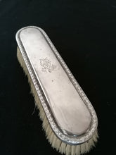 Charger l&#39;image dans la galerie, Brosses à cheveux argent massif fin XIXe parfait état. 
