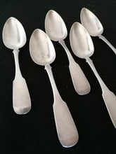 Charger l&#39;image dans la galerie, 5 grandes cuillères à soupe en argent Russe, milieu XIXème. Orfèvre à identifier. 
