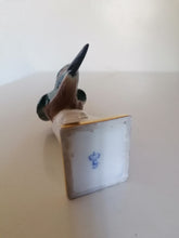 Charger l&#39;image dans la galerie, Martin pécheur porcelaine Allemande Saxe peint à la main. Parfait état, hauteur 12cm. 
