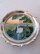 Charger l&#39;image dans la galerie, Carl Sigmund Luber Munich 1868-1934

Petite assiète en faïence et chrome parfait état
