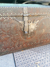 Charger l&#39;image dans la galerie, Grand coffre XVIIème cuir décors clouté. Avec serrure et poignée en fer forgé d&#39;origine
