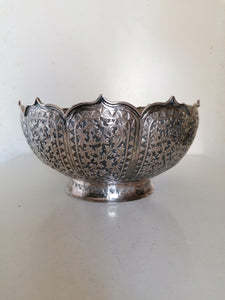 Coupe indienne fleurs de lotus, finement décoré à la main. 