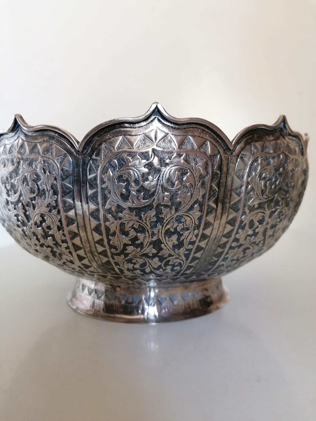 Coupe indienne fleurs de lotus, finement décoré à la main. 