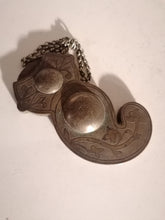 Charger l&#39;image dans la galerie, Pièce de boucle de ceinture ciselée, orientale. 

