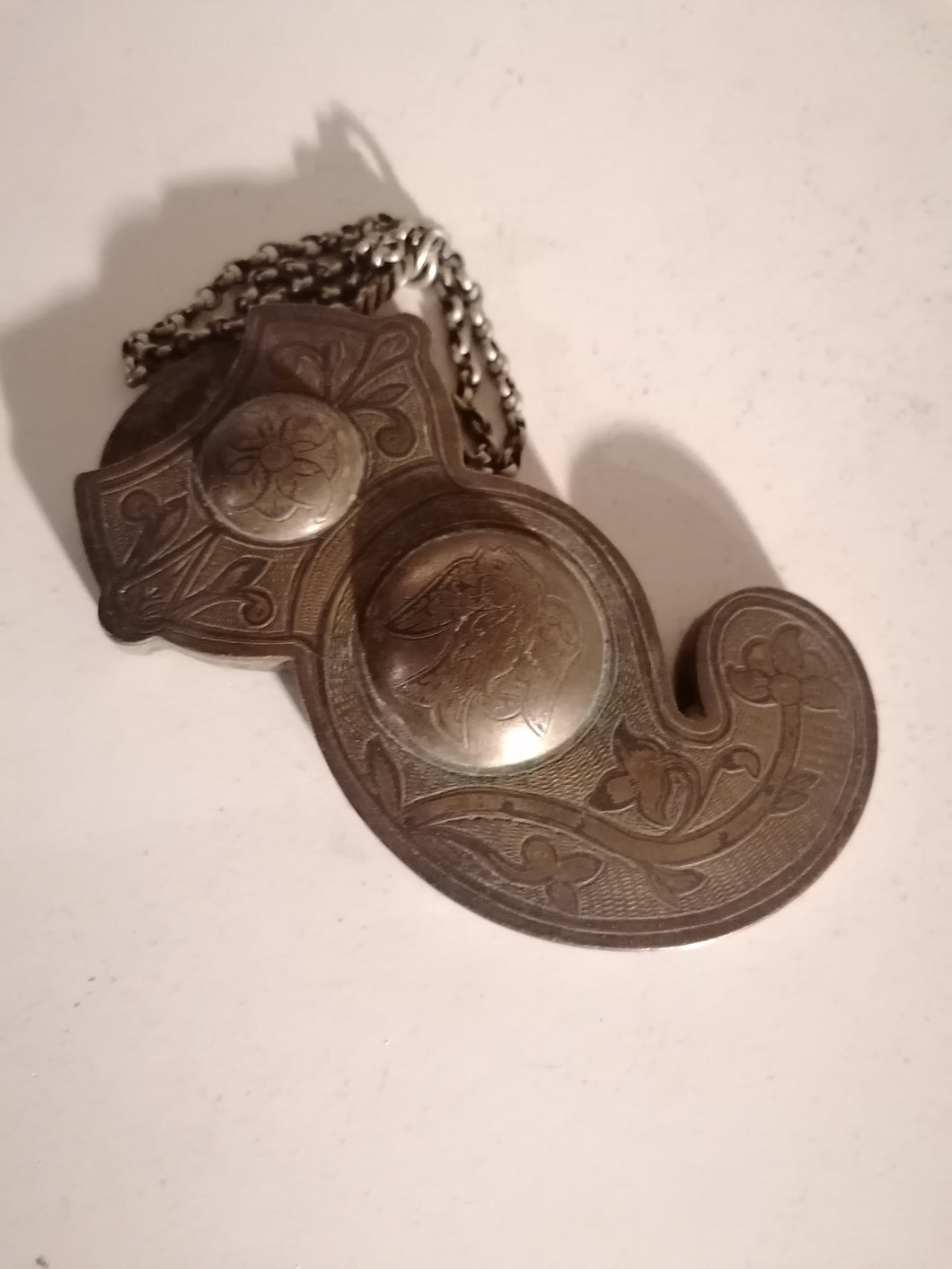 Pièce de boucle de ceinture ciselée, orientale. 