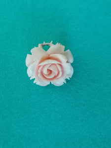 Broche rose taillée. 