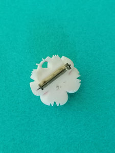 Broche rose taillée. 