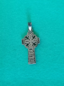 Croix celtique en argent massif. 