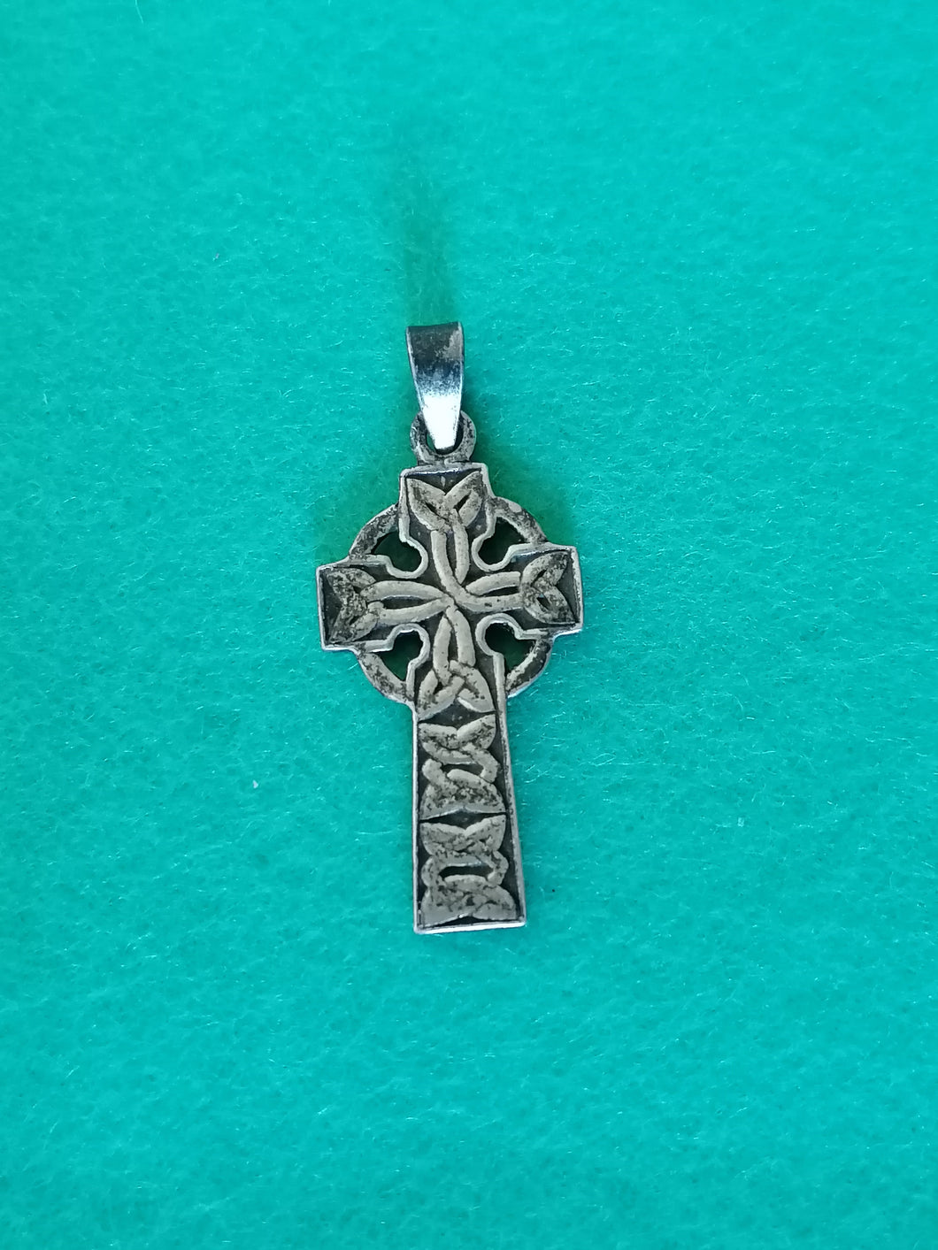 Croix celtique en argent massif. 