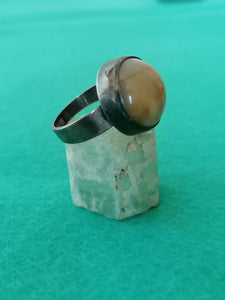 Bague en argent cabochon pierre verte. 