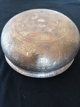 Charger l&#39;image dans la galerie, Bassine en laiton décors islamique  probablement Pakistan, ou Iran
