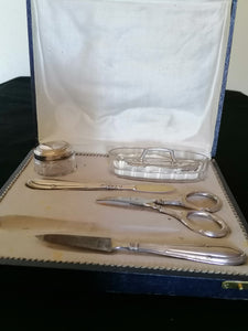 Service à manucure en argent et cristal, avec son écrin. 