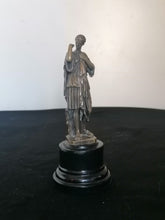Charger l&#39;image dans la galerie, Diane petit bronze fin XIXe sur socle en bois.
