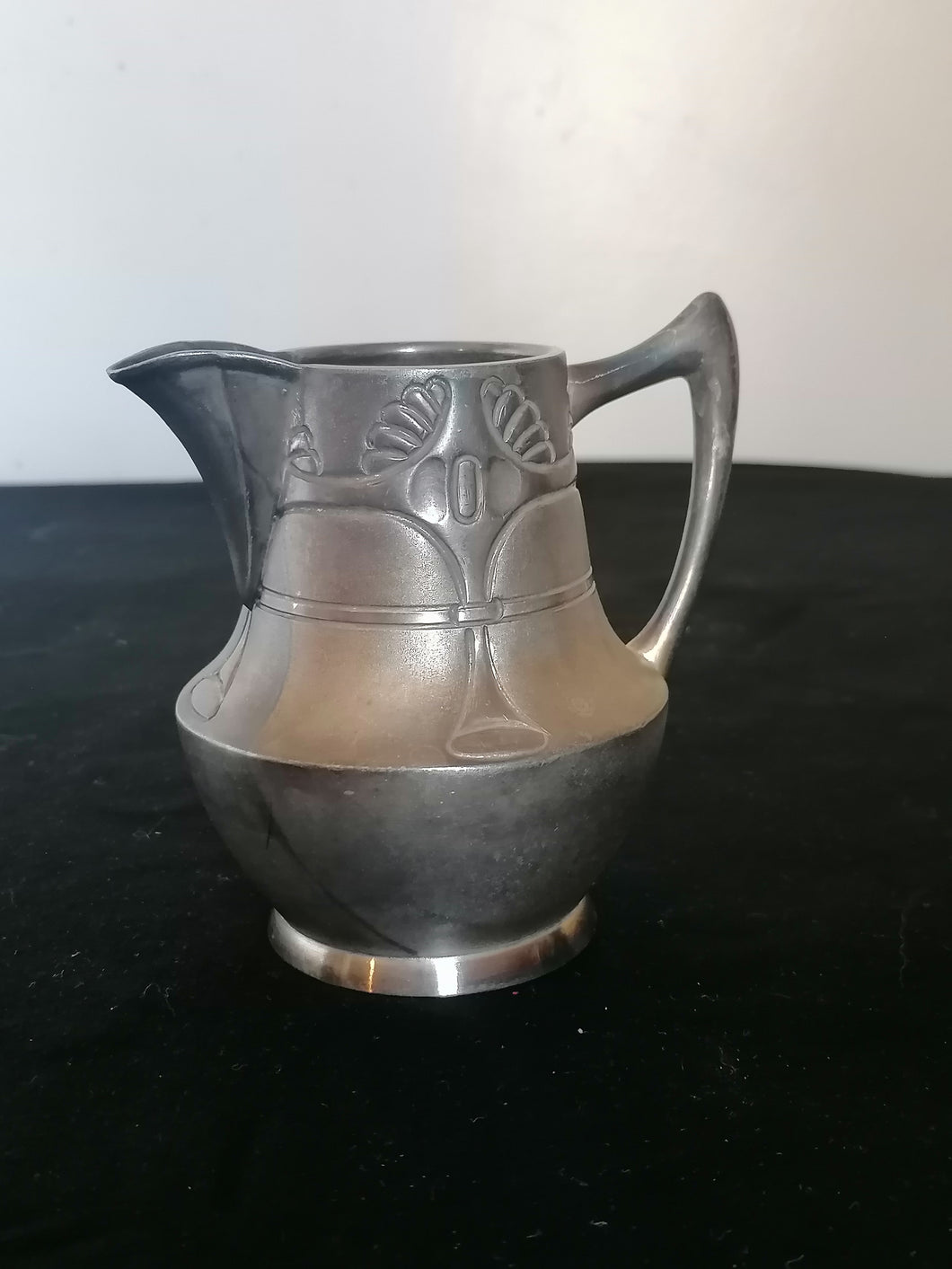 Crémier en étain argenté Art nouveau 