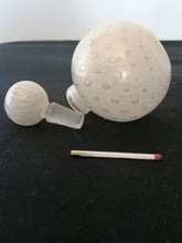 Charger l&#39;image dans la galerie, Magnifique flacon en verre soufflé avec paillette d&#39;or et opale. Travail XXème très bon verrier sans marque. 

