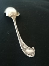 Charger l&#39;image dans la galerie, Cuillière a crème modèle rocaille Louis XV en argent massif français. 
