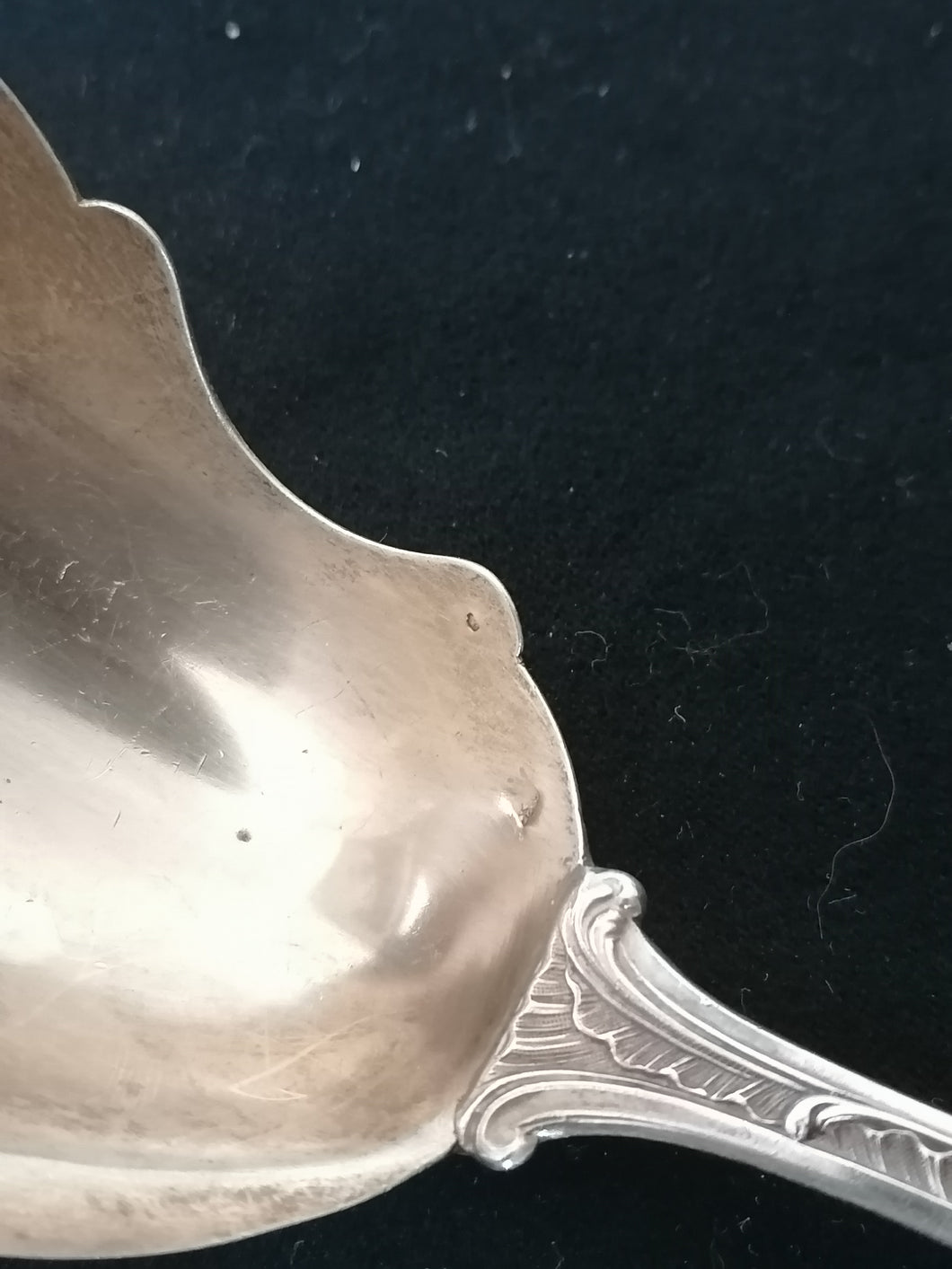 Cuillière a crème modèle rocaille Louis XV en argent massif français. 
