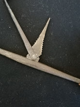 Charger l&#39;image dans la galerie, Balance à opium fin XIXe du triangle d&#39;or, Asie du Sud. en bronze avec son coffret. 
