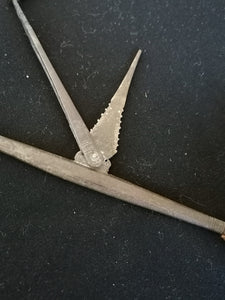 Balance à opium fin XIXe du triangle d'or, Asie du Sud. en bronze avec son coffret. 
