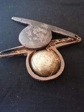 Charger l&#39;image dans la galerie, Balance à opium fin XIXe du triangle d&#39;or, Asie du Sud. en bronze avec son coffret. 

