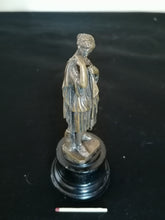 Charger l&#39;image dans la galerie, Diane petit bronze fin XIXe sur socle en bois.
