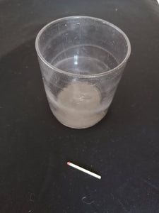 Vase en verre soufflé ancien. Probablement usage médical ou scientifique. 