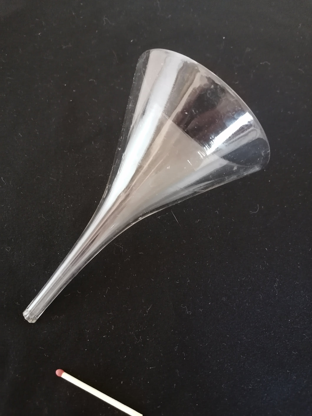 Entonnoir de laboratoire ancien en verre