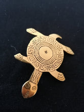 Charger l&#39;image dans la galerie, Broche tortue doré de Comptoir de la banquise Paris 
