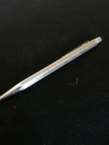 Stylo bille Caran d'ache avec inscription, argenté