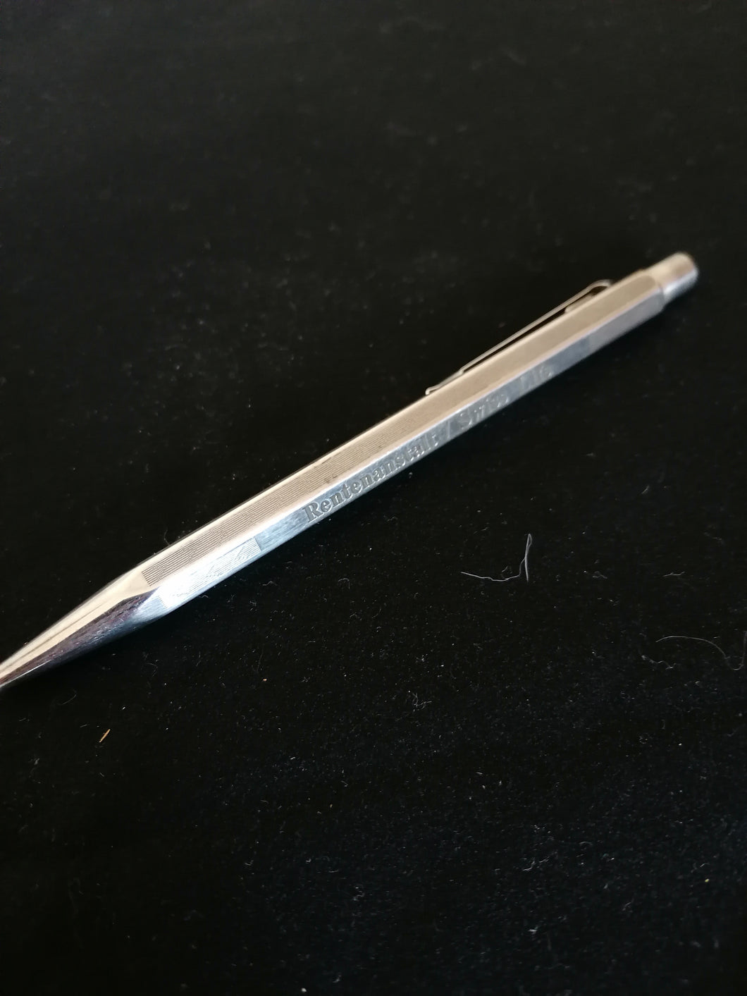 Stylo bille Caran d'ache avec inscription, argenté