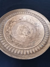 Charger l&#39;image dans la galerie, Assiette en bronze signé, copie d&#39;une ancienne. 

Décorative 

