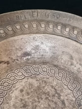 Charger l&#39;image dans la galerie, Assiette en bronze signé, copie d&#39;une ancienne. 

Décorative 
