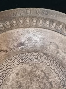 Assiette en bronze signé, copie d'une ancienne. 

Décorative 
