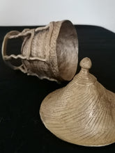Charger l&#39;image dans la galerie, Pot africain en bronze, XXème 
