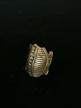 Charger l&#39;image dans la galerie, Curieuse bague en bronze Signé, Dans le style africain. Probablement un bijoux de créateur mais j&#39;arrive pas à le trouver...
