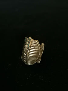 Curieuse bague en bronze Signé, Dans le style africain. Probablement un bijoux de créateur mais j'arrive pas à le trouver...