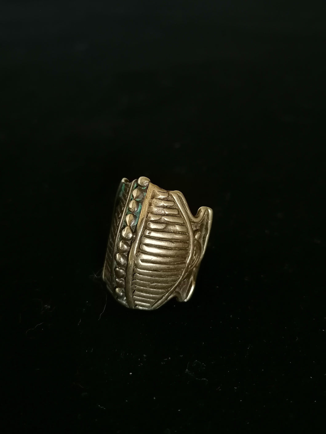 Curieuse bague en bronze Signé, Dans le style africain. Probablement un bijoux de créateur mais j'arrive pas à le trouver...