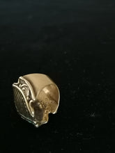 Charger l&#39;image dans la galerie, Curieuse bague en bronze Signé, Dans le style africain. Probablement un bijoux de créateur mais j&#39;arrive pas à le trouver...
