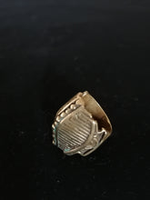 Charger l&#39;image dans la galerie, Curieuse bague en bronze Signé, Dans le style africain. Probablement un bijoux de créateur mais j&#39;arrive pas à le trouver...

