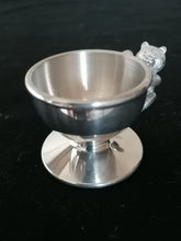 Charger l&#39;image dans la galerie, Royal Selangor Coquetier en étain pour bébé. 
