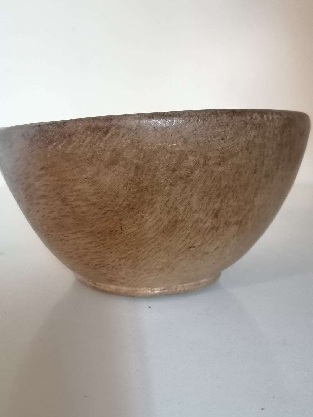 Bol en bois de cocotier africain ou océanien. XXème 