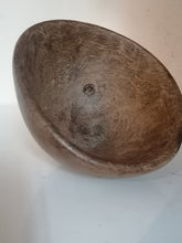 Charger l&#39;image dans la galerie, Bol en bois de cocotier africain ou océanien. XXème 
