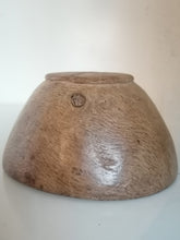 Charger l&#39;image dans la galerie, Bol en bois de cocotier africain ou océanien. XXème 
