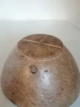 Charger l&#39;image dans la galerie, Bol en bois de cocotier africain ou océanien. XXème 

