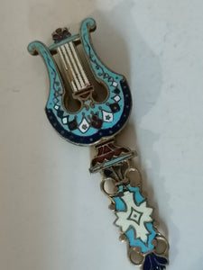 Lyre en bronze émailé. Peut être servie comme pendentif. 